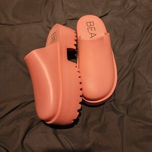 Beach by Matisse chunky rubber clogs in a beautiful neon pink color! Size 9